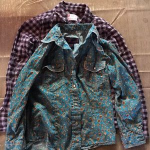 Two youth M shirts buy both for 15$ separately 10$